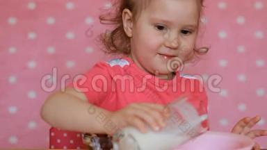 一个孩子用酸奶为自己准备早餐。 小女孩，吃东西