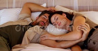 快乐的一对夫妇在度假时<strong>卧床</strong>休息