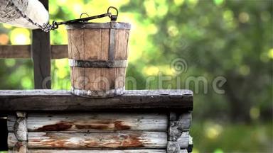 木制桶装在乡村传统喷泉上，来自大自然的纯净水