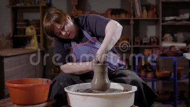 一个年轻的女人学会制作粘土制品，学生用陶工`轮子和陶器材料制作