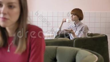 年轻漂亮的白种人女孩坐在咖啡馆里喝着咖啡，<strong>望</strong>着<strong>窗外</strong>。 60英尺