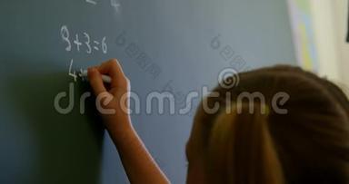 4k教室里女生用粉笔在黑板上写字