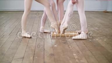 特写镜头，年轻舞者的脚，女孩们把尖角<strong>鞋</strong>的尖端放在一个装有特殊粉末的<strong>盒子</strong>里
