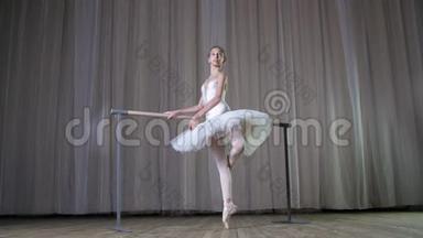 芭蕾舞排练，在老剧院大厅。 穿着白色芭蕾舞裙的年轻芭蕾舞者，图图，从事芭蕾舞，表演