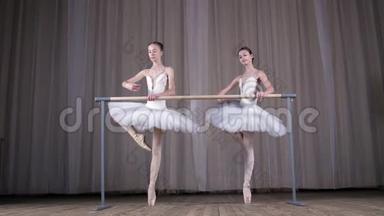 芭蕾舞排练，在老剧院大厅。 穿白色芭蕾舞裙的年轻芭蕾舞演员，芭蕾舞演员，芭蕾舞演员