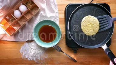 上桌，美味的煎饼是用鸡蛋和蜂蜜从锅两边煎出来的，另外还有面粉制品烹饪