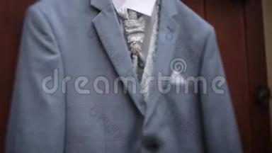 新郎婚礼前，院子里挂着一件灰色夹克套装，挂在衣架上