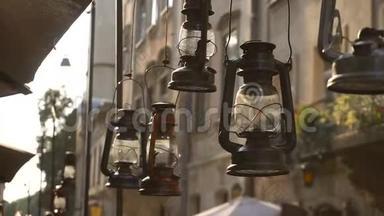 老式灯具，<strong>煤油</strong>灯，金属和玻璃灯，挂在街上，装饰，装饰，旧多层