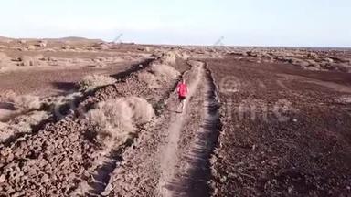 在加那利群岛的特内里费，一个人独自在沙漠中奔跑到任何地方