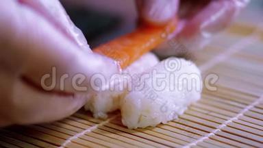 准备黑吉里寿司新鲜三文鱼米饭