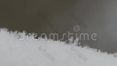 用白色和冰冻的雪花小水晶来接近图像