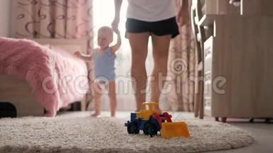 <strong>爸爸</strong>和小男孩在家玩玩具车。