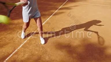 网球运动员在橙色粘土网球场上的腿