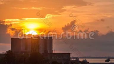 美丽的日<strong>出场</strong>景在玛丽娜巴拉格时间推移。 橙色的天空和带有太阳光束的云。