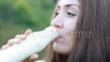 喝<strong>牛奶</strong>的女人-<strong>牛奶</strong>，凯菲，酸奶。 女孩脸的<strong>特写</strong>肖像