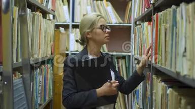 女图书馆员在图书馆的写字板上写字