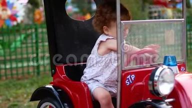 童女，在公园里骑<strong>电动车</strong>娱乐.. 儿童景点。 游乐场