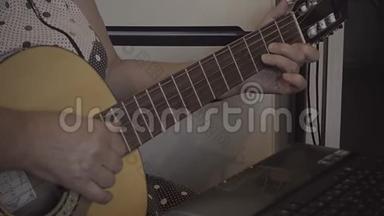 弹吉他的女人，在手的框架里