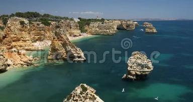 <strong>天然</strong>洞穴在马林哈海滩，阿尔加维葡萄牙。 Marinha海滩的岩石<strong>悬崖</strong>拱门和葡萄牙海岸的绿松石海水