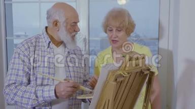 一位年长的男士和一位年长的女士正在画画画架