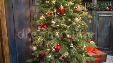 圣诞快乐美丽的视频，圣诞树配花环，气氛愉快。 圣诞礼物和圣诞头衔的最佳用途