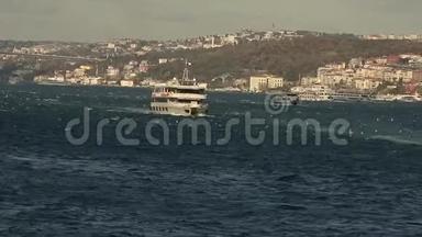 博斯普鲁斯运河里美丽的旅游船。 桥的背景上的旅游船。 土耳其伊斯坦布尔