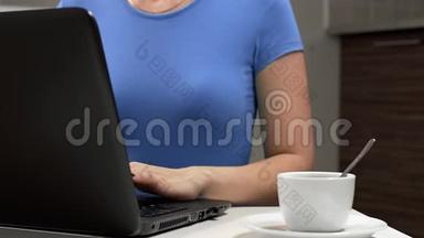 女人在工作场所用<strong>笔记本</strong>电脑工作，喝咖啡，在办公室工作，用<strong>笔记本</strong>电脑打字，喝咖啡