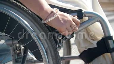 轮椅手制动器系统安全。 女子挡轮的轮椅，特写观景.. 轮椅刹车。