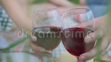 两个人，一个女人，一个男人，用红酒叮当作响的酒杯