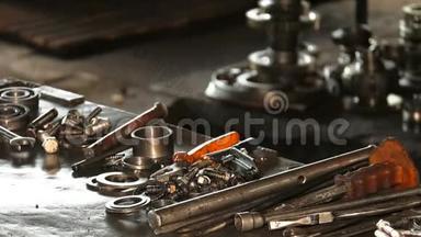 金属桌子上摆着汽车修理工的工具和备件。