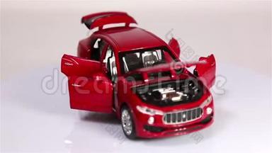 红色模型跑车与打开的门和引擎盖是旋转隔离在白色背景。