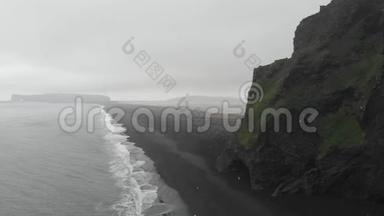 冰岛黑沙滩海浪冲击的空中镜头。