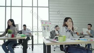 一群快<strong>乐</strong>快<strong>乐</strong>的亚洲创意企业男女在她的办公室工作时喜欢跳舞并玩得很<strong>开心</strong>。