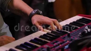 手<strong>弹钢琴</strong>键盘