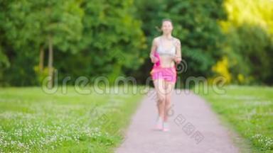 美丽的年轻运动女孩在户外跑步。 长跑运动员-女子马拉松长跑户外训练