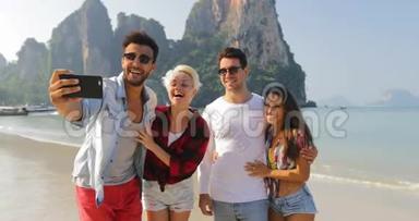 人们在海滩上<strong>集体</strong>在手机上拍照，快乐的男女游客在度假