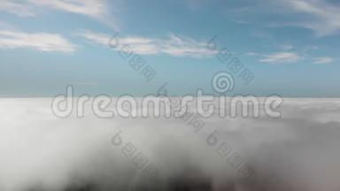 空中射击。 美丽的飞行在火山谷上空的云层之上。 西班牙加那利群岛特内里费。 的概念
