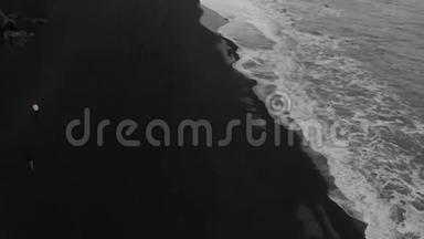 冰岛黑沙滩海浪冲击的空中镜头。
