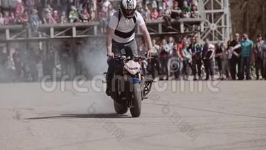 摩托车特技表演中摩托车手的特写镜头。