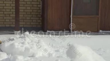 打扫卫生的人在院子里缓慢地铲雪