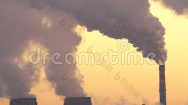 工厂在日落时从管道中排放烟雾，污染物进入大气。