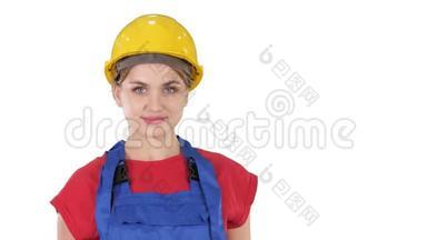 微笑的建筑工人妇女站着变换姿势双手，双手放在臀部，双手放在白色口袋里