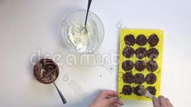 女人用巧克力覆盖，里面装满了豆腐块。 桌子旁边是烹饪的原料。 从上面看。 时间