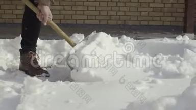 打扫卫生的人在院子里缓慢地铲雪