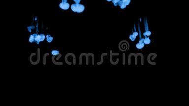 蓝色辉光墨水溶于水的三维渲染，模拟墨水注入，VFX效果与Luma哑光。 黑色12号蓝色
