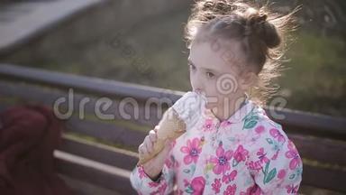 可爱的幼儿在公园里吃冰淇淋，炎热的夏日