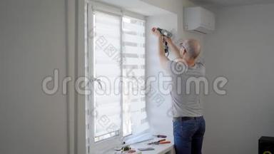 一个雇员在一间新建的公寓里做了一个小时的小修理，他把窗帘挂在窗帘上