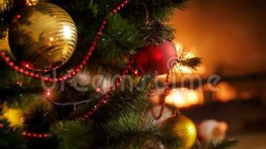 特写4k视频美丽的装饰圣诞树与红色和金色的鲍布在燃烧的壁炉。 <strong>完美完美完美</strong>