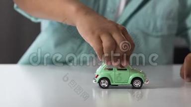混合种族儿童滚动玩具汽车在桌面，游戏时间，未来的梦想