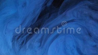 宇宙蓝色<strong>油漆</strong>倒在水里。 丙烯酸的颜色和水中的墨水。 抽象框架背景。 颜色和<strong>油墨</strong>